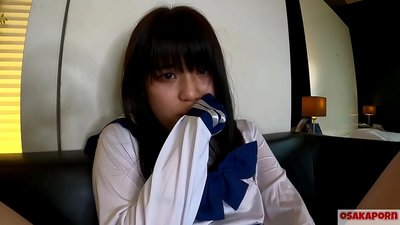 สาวญี่ปุ่นอายุ 18 ปีที่มีหัวนมเล็กเพรียวบางและถึงจุดสุดยอดด้วยนิ้วร่วมเพศและเซ็กส์ทอย สาวเอเชียในชุดคอสเพลย์ของโรงเรียนให้ blowjobs ในวิดีโอมือสมัครเล่น เหมา 7 โอซาก้า.